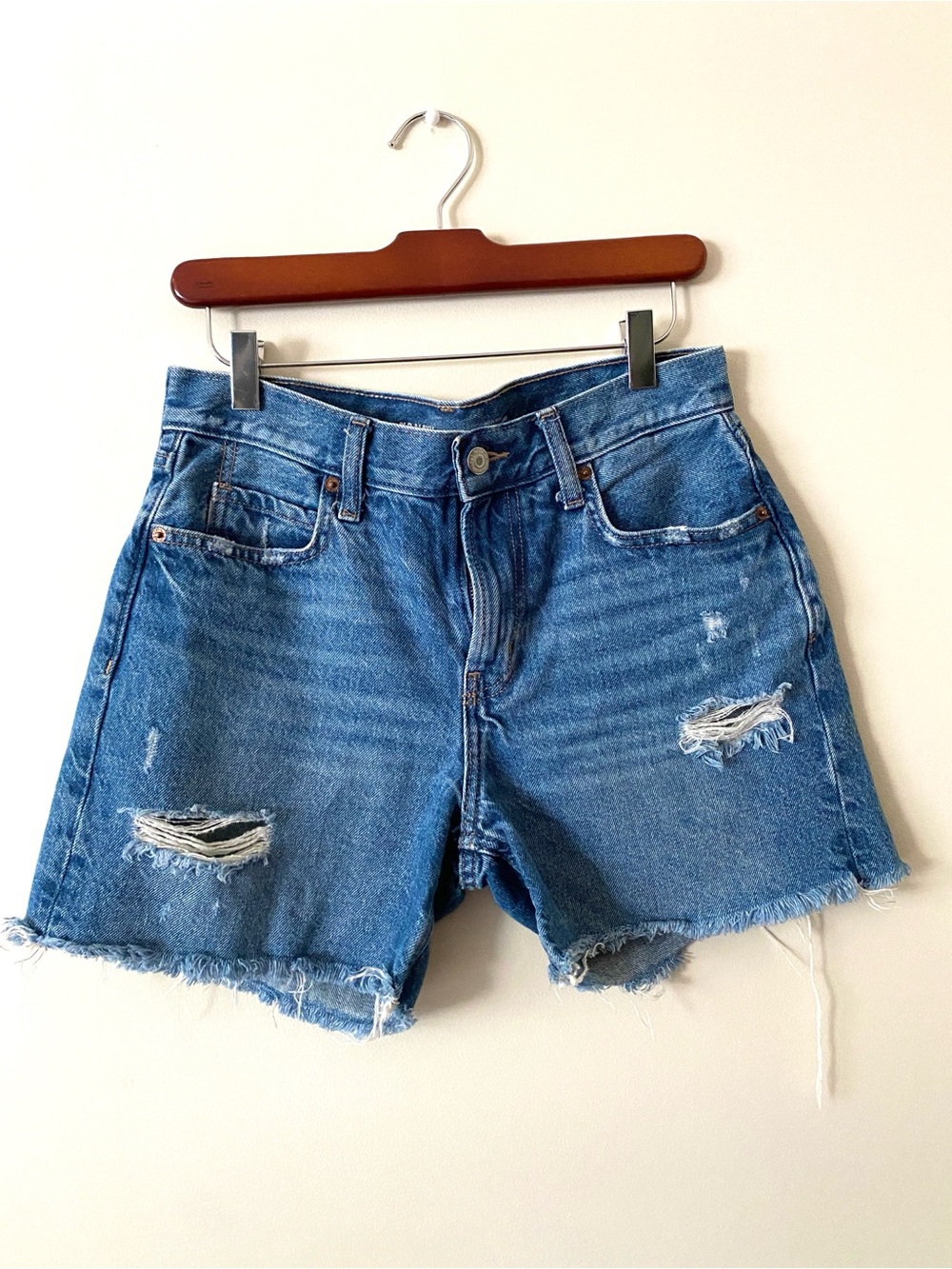 Old Navy High Rise Slouchy Straight Medium Wash Distressed Jean Shorts Size 2
